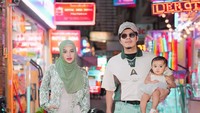 Keluarga kecil yang harmonis ini seringkali bepergian ke luar negeri. Salah satunya saat ke Thailand dan menikmati suasana kawasan kuliner malam hari. Foto: Instagram/aurelie.hermansyah