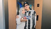 Penampilannya yang berubah juga terlihat saat merayakan ulang tahun suaminya. Tubuhnya yang kini lebih langsing membawakan kue untuk Atta Halilintar. Foto: Instagram/aurelie.hermansyah