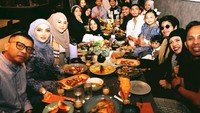 Memiliki keluarga besar yang sangat ramai, Aurel Hermansyah harus pintar berbagi waktunya. Agar lebih mudah berkumpul ia sampai menyatukan keluarganya dan keluarga suami untuk makan bersama. Foto: Instagram/aurelie.hermansyah