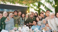 Bersama sahabatnya, perayaan demi perayaan sering diselenggarakan. Restoran dengan menu makanan yang enak menjadi tempat yang dipilih untuk disambangi. Foto: Instagram/aurelie.hermansyah