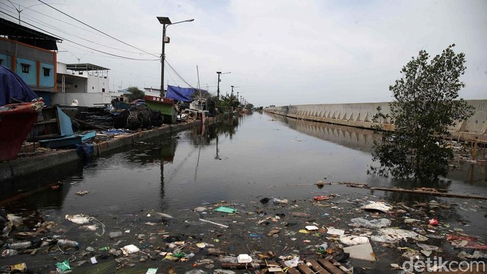 Banjir rob menggenangi Pelabuhan Muara Baru, Jakarta Utara, Rabu (20/11/2024).