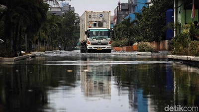Banjir Rob Genangi Pelabuhan Muara Baru