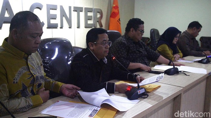 Ketua Badan Pengawas Pemilu (Bawaslu) RI Rahmat Bagja (tengah) bersama anggota Bawaslu Lolly Suhenty, Puadi, Totok Hariyono dan Herwyn J. H.Malonda menggelar konferensi pers di Media Center Bawaslu RI, Jakarta Pusat, Rabu (20/11/2024) terkait putusan terhadap video dukungan Presiden Prabowo Subianto untuk pasangan Pilgub Jateng, Ahmad Lutfi-Taj Yasin. Bawaslu RI memutuskan bahwa Presiden Prabowo  tidak melakukan pelanggaran terkait video dukungan kepada pasangan calon Ahmad Luthfi-Taj Yasin pada Pemilihan Kepala Daerah (Pilkada) Jawa Tengah (Jateng) 2024. Alasannya, pembuatan video dilakukan pada hari libur.