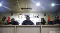 Ketua Badan Pengawas Pemilu (Bawaslu) RI Rahmat Bagja bersama anggota Bawaslu Lolly Suhenty, Puadi, Totok Hariyono, dan Herwyn J H Malonda menggelar konferensi pers di Media Center Bawaslu RI, Jakarta Pusat, Rabu (20/11/2024).