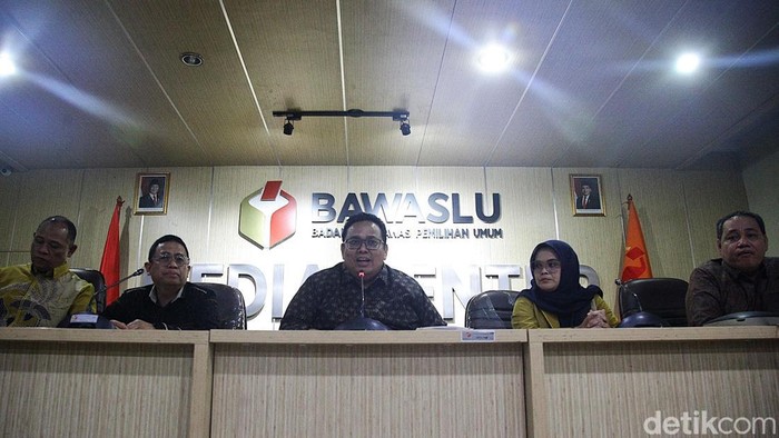 Ketua Badan Pengawas Pemilu (Bawaslu) RI Rahmat Bagja (tengah) bersama anggota Bawaslu Lolly Suhenty, Puadi, Totok Hariyono dan Herwyn J. H.Malonda menggelar konferensi pers di Media Center Bawaslu RI, Jakarta Pusat, Rabu (20/11/2024) terkait putusan terhadap video dukungan Presiden Prabowo Subianto untuk pasangan Pilgub Jateng, Ahmad Lutfi-Taj Yasin. Bawaslu RI memutuskan bahwa Presiden Prabowo tidak melakukan pelanggaran terkait video dukungan kepada pasangan calon Ahmad Luthfi-Taj Yasin pada Pemilihan Kepala Daerah (Pilkada) Jawa Tengah (Jateng) 2024. Alasannya, pembuatan video dilakukan pada hari libur.