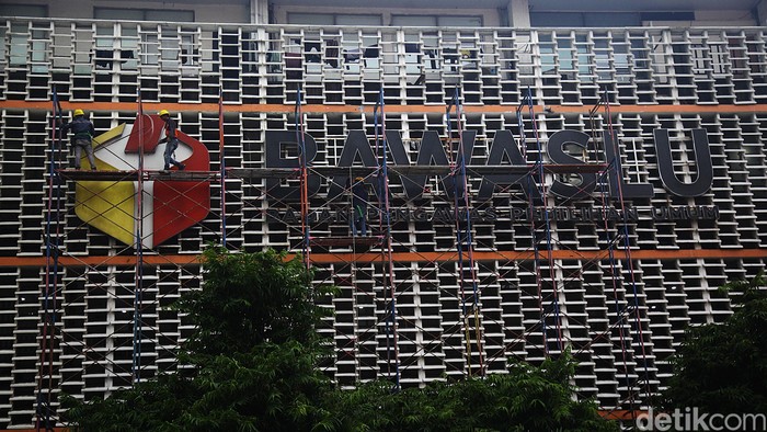 Ketua Badan Pengawas Pemilu (Bawaslu) RI Rahmat Bagja (tengah) bersama anggota Bawaslu Lolly Suhenty, Puadi, Totok Hariyono dan Herwyn J. H.Malonda menggelar konferensi pers di Media Center Bawaslu RI, Jakarta Pusat, Rabu (20/11/2024) terkait putusan terhadap video dukungan Presiden Prabowo Subianto untuk pasangan Pilgub Jateng, Ahmad Lutfi-Taj Yasin. Bawaslu RI memutuskan bahwa Presiden Prabowo  tidak melakukan pelanggaran terkait video dukungan kepada pasangan calon Ahmad Luthfi-Taj Yasin pada Pemilihan Kepala Daerah (Pilkada) Jawa Tengah (Jateng) 2024. Alasannya, pembuatan video dilakukan pada hari libur.