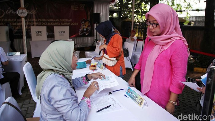 Simulasi pemungutan suara Pilgub Jakarta digelar di Kantor Kecamatan Tanah Abang, Jakarta. Begini tahapannya.