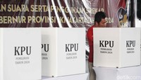 Mereka kemudian mencoblos surat suara di bilik suara.