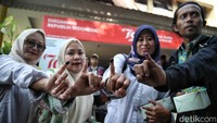 Warga beramai-ramainya menunjukan jarinya sebagai tanda telah mencoblos.