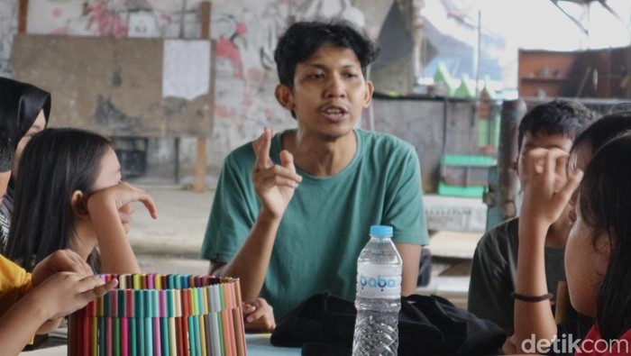 Komunitas Lensa Anak Terminal di Depok berdayakan anak marjinal melalui fotografi dan seni visual. Kelas rutin diadakan di bawah flyover Depok Baru.