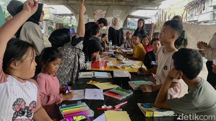 Belajar Fotografi di Komunitas Lensa Anak Terminal Depok Komunitas Lensa Anak Terminal di Depok berdayakan anak marjinal melalui fotografi dan seni visual. Kelas rutin diadakan di bawah flyover Depok Baru.