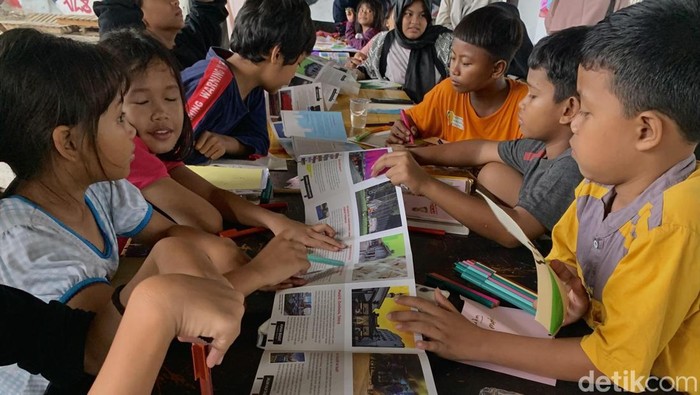 Komunitas Lensa Anak Terminal di Depok berdayakan anak marjinal melalui fotografi dan seni visual. Kelas rutin diadakan di bawah flyover Depok Baru.
