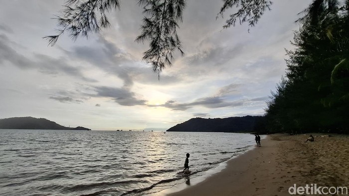 Bermain di Pantai Carolina, Padang, Sumbar. (Aisyah Luthfi/detikSumut)