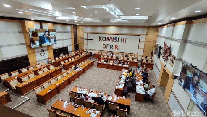 Cadewas Gusrizal saat menjalani fit and proper test di Komisi III DPR RI. Foto: Adrial/detikcom