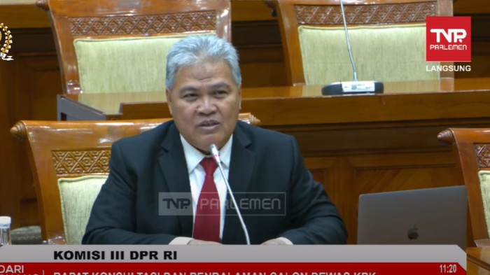 Calon Dewas (Cadewas) KPK Wisnu Baroto menjalani uji kelayakan dan kepatutan di Komisi III DPR, Rabu (20/11/2024).