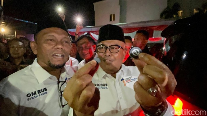 Cagub Bustami saat menunjukkan alat yang diprotes pendukung pasangan Mualem-Dekfad. (Foto: Agus Setyadi/detikSumut).