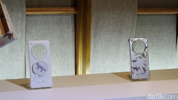 Kedua casing ini juga dilengkapi dengan cincin magnet yang mendukung fitur wireless charging pada Find X8 Series. Foto: Adi Fida Rahman/detikINET