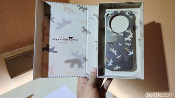 Casing ini hadir dalam giftbox yang dirancang secara khusus oleh Maison Kitsuné Foto: Adi Fida Rahman/detikINET