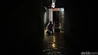 Banjir tersebut akibat limpahan air Sungai Ciliwung yang berhulu di Bogor, Jawa Barat. 