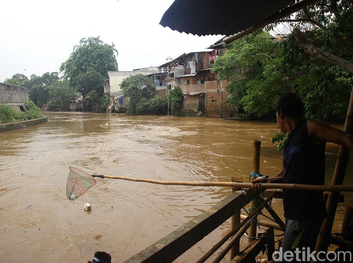 Menurut BMKG, fenomena La Nina mengakibatkan peningkatan curah hujan lebih tinggi pada awal musim penghujan. Potensi banjir pun mengancam sejumlah wilayah.