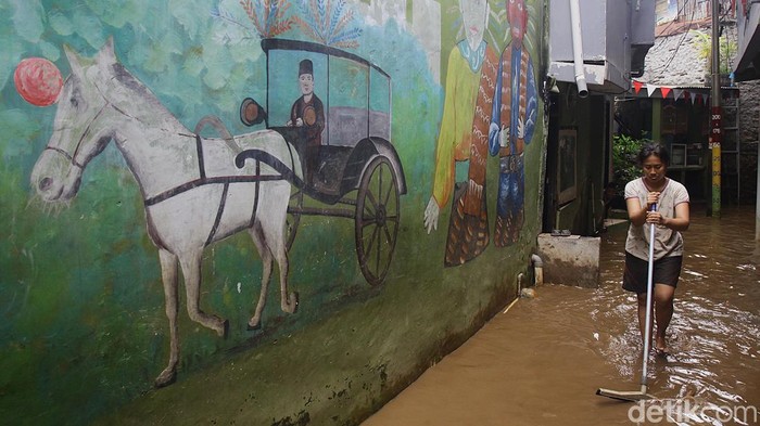 Menurut BMKG, fenomena La Nina mengakibatkan peningkatan curah hujan lebih tinggi pada awal musim penghujan. Potensi banjir pun mengancam sejumlah wilayah.
