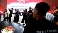 Pendukung dari kedua pasangan calon tampak saling dorong. 
