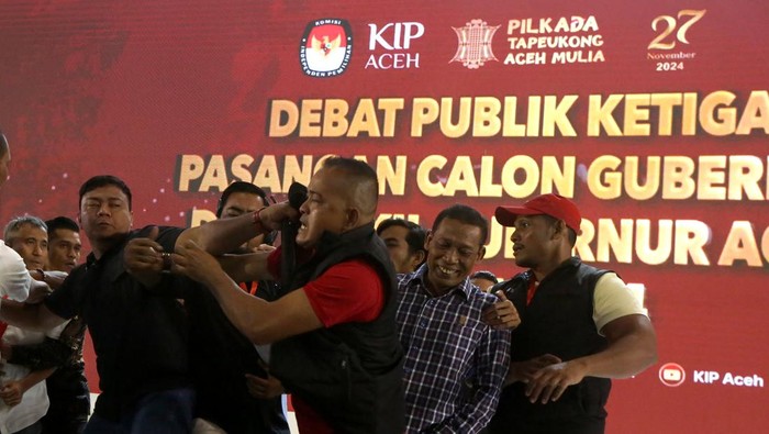 Pasangan calon Gubernur dan Wakil Gubernur nomor urut 1 Bustami Hamzah (kiri) dan M Fadhil Rahmi (kanan) mengacungkan jari pada debat ketiga pemilihan kepada daerah tahun 2024 di Aceh Besar, Aceh, Selasa (19/11/2024). Komisi Independen Pemilihan (KIP) Aceh menghentikan debat kandidat ketiga pilkada Aceh usai terjadi kericuhan antar pendukung paslon serta telah berakhirnya waktu dari lembaga penyiaran. ANTARA FOTO/Irwansyah Putra/wpa.