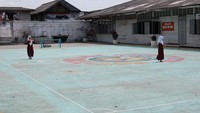 Tak hanya berdiri masjid berkubah emas, di Pulau ini juga memiliki lapangan bola terapung yang sering digunakan masyarakatnya bermain bola. Foto: iStock