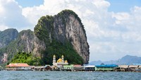Terlihat gunung kapur yang membentang tinggi. Hal ini berguna memberikan perlindungan baik pulau dari gelombang laut besar. Ada juga masjid marmer berlantai dua dengan kubah emas yang indah. Tempat masyarakat berkumpul untuk beribadah. Foto: iStock