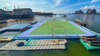Penampakan lapangan bola terapung yang sangat unik. Dibangun dekat dengan pemukiman penduduk. Foto: iStock