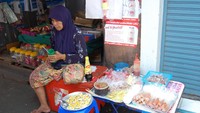 Penduduk setempat berjualan makanan di depan rumah ataupun membuka restoran. Produk makanan laut kering juga jadi salah satu makanan yang banyak dibeli. Foto: iStock