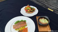 Terdapat dua menu ala Tom Aikens yaitu Grilled Tomato Tartine dan Hot Chocolate Pot Pistachio Ice Cream. Sedangkan, Petty Elliott mengajarkan cara membuat maincourse berupa Pan Seared Salmon dengan Smoked Tomato Sambal ala Sumba, Spiced Sorghum, dan Buttered Peas. Foto: detikFood/Yenny Mustika Sari