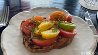 Begini tampilan kreasi menu dari chef Tom Aikens. Chef Tom Aikens menghadirkan Tomato Tartine ala Inggris yang mirip dengan sambal dabu-dabu khas Manado, Sulawesi Utara. Ada sensasi asam segar meskipun tak pedas. Foto: detikFood/Yenny Mustika Sari