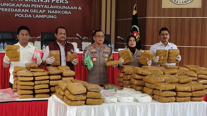 Direktorat Reserse Narkoba Polda Lampung mengungkap 157 kasus narkoba selama kurun waktu satu bulan.