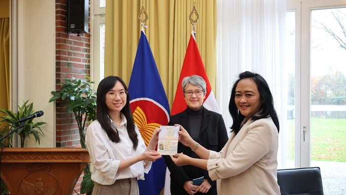 Direktur Lalu Lintas Keimigrasian Kementerian Imipas, Felucia Sengky Ratna, menyerahkan secara simbolis e-paspor kepada diaspora RI di KJRI Hamburg.