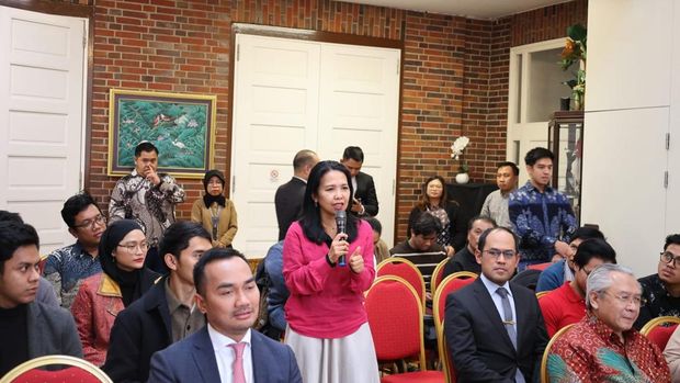 Direktur Lalu Lintas Keimigrasian Kementerian Imipas, Felucia Sengky Ratna, menyerahkan secara simbolis e-paspor kepada diaspora RI di KJRI Hamburg.