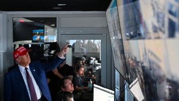 Ini adalah kunjungan pertama Trump ke peluncuran Starship.   