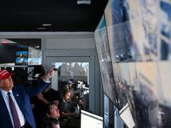 Ditemani Elon Musk, Trump Nonton Langsung Peluncuran Roket Starship