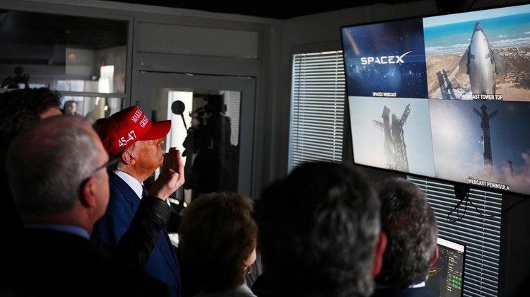 U.S. President-elect Donald Trump walks with Elon Musk before attending a viewing of the launch of the sixth test flight of the SpaceX Starship rocket, in Brownsville, Texas, U.S., November 19, 2024 . Brandon Bell/Pool via REUTERS     TPX IMAGES OF THE DAY