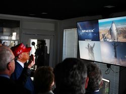 Ditemani Elon Musk, Trump Nonton Langsung Peluncuran Roket Starship