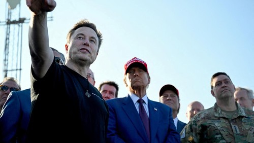 U.S. President-elect Donald Trump walks with Elon Musk before attending a viewing of the launch of the sixth test flight of the SpaceX Starship rocket, in Brownsville, Texas, U.S., November 19, 2024 . Brandon Bell/Pool via REUTERS     TPX IMAGES OF THE DAY