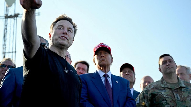 U.S. President-elect Donald Trump walks with Elon Musk before attending a viewing of the launch of the sixth test flight of the SpaceX Starship rocket, in Brownsville, Texas, U.S., November 19, 2024 . Brandon Bell/Pool via REUTERS     TPX IMAGES OF THE DAY