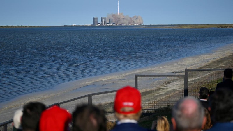 U.S. President-elect Donald Trump walks with Elon Musk before attending a viewing of the launch of the sixth test flight of the SpaceX Starship rocket, in Brownsville, Texas, U.S., November 19, 2024 . Brandon Bell/Pool via REUTERS     TPX IMAGES OF THE DAY