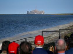 Ditemani Elon Musk, Trump Nonton Langsung Peluncuran Roket Starship