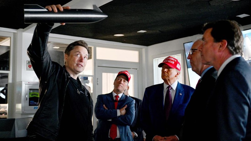 U.S. President-elect Donald Trump walks with Elon Musk before attending a viewing of the launch of the sixth test flight of the SpaceX Starship rocket, in Brownsville, Texas, U.S., November 19, 2024 . Brandon Bell/Pool via REUTERS     TPX IMAGES OF THE DAY