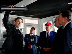 Ditemani Elon Musk, Trump Nonton Langsung Peluncuran Roket Starship