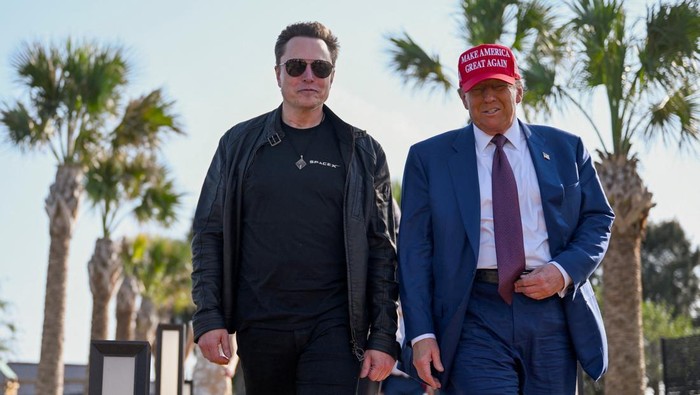 U.S. President-elect Donald Trump walks with Elon Musk before attending a viewing of the launch of the sixth test flight of the SpaceX Starship rocket, in Brownsville, Texas, U.S., November 19, 2024 . Brandon Bell/Pool via REUTERS     TPX IMAGES OF THE DAY