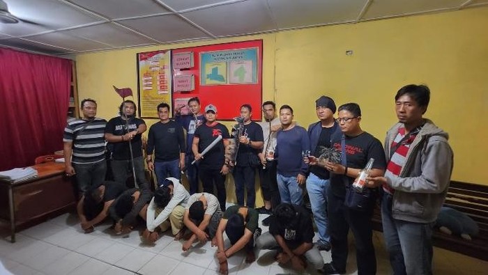 Enam remaja anggota geng motor di Asahan saat diamankan polisi bersama barang buktinya. (dok Istimewa)