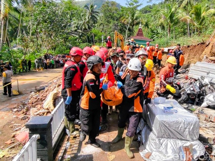 Evakuasi jenazah Winda Wahyuningsih (38), korban longsor di Dusun Peniron, Desa Plipiran, Bruno, Purworejo, Rabu (20/11/2024) pagi.