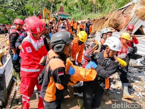 Evakuasi jenazah Winda Wahyuningsih (38), korban longsor di Dusun Peniron, Desa Plipiran, Bruno, Purworejo, Rabu (20/11/2024) pagi.